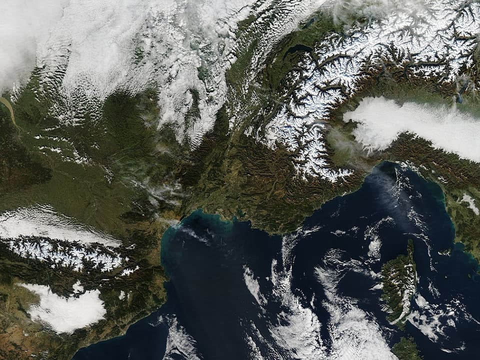 Image d'illustration pour L'enneigement très déficitaire en montagne vu par satellite