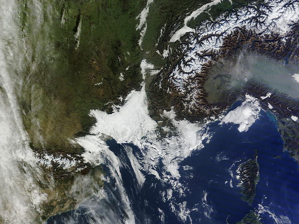 Image d'illustration pour L'enneigement très déficitaire en montagne vu par satellite