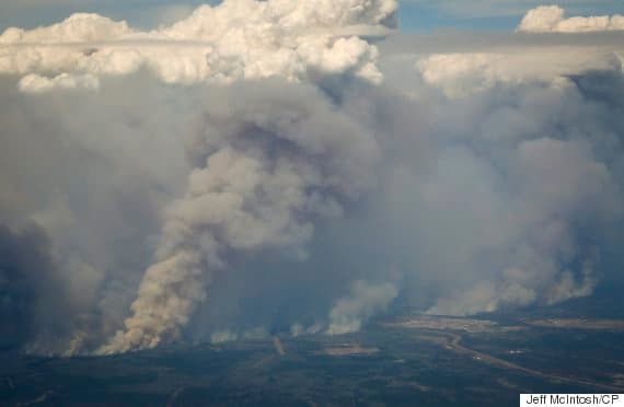 Image d'illustration pour Un gigantesque incendie ravage l'Alberta (Canada) 