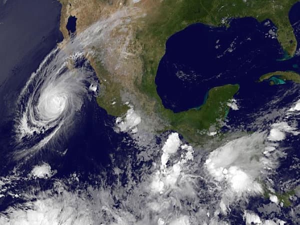 Image d'illustration pour Cyclone Blanca : nouveaux records et pluie en secteur désertique