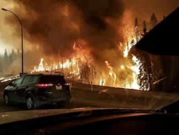 Image d'illustration pour Un gigantesque incendie ravage l'Alberta (Canada) 