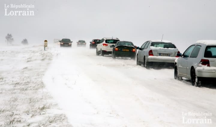 Image d'illustration pour C'est l'hiver : la neige tombe jusqu'en plaine