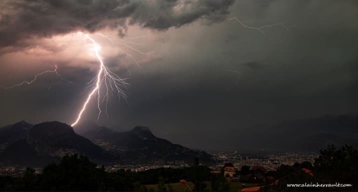 Image d'illustration pour Orages isolés pendant la canicule - Crue mortelle en Corse