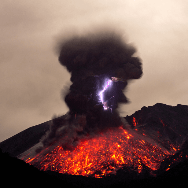 Image d'illustration pour Spectaculaire orage volcanique au Japon