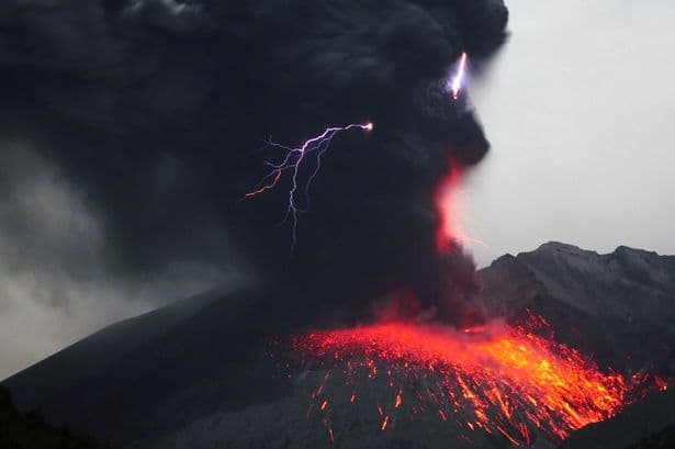 Image d'illustration pour Spectaculaire orage volcanique au Japon