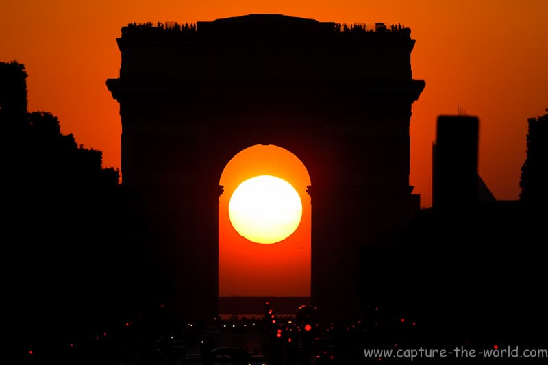 Image d'illustration pour Le soleil se couche sous l'Arc de Triomphe ces jours ci à Paris
