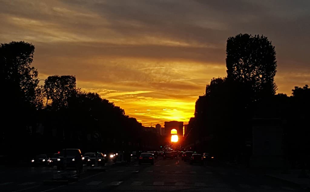 Image d'illustration pour Le soleil se couche sous l'Arc de Triomphe ces jours ci à Paris
