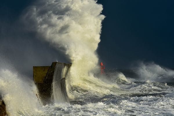 Image d'illustration pour Vigilance vent, vague, surcote et orage ce lundi
